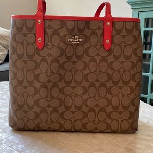 Signature Coach tote with extra clutch